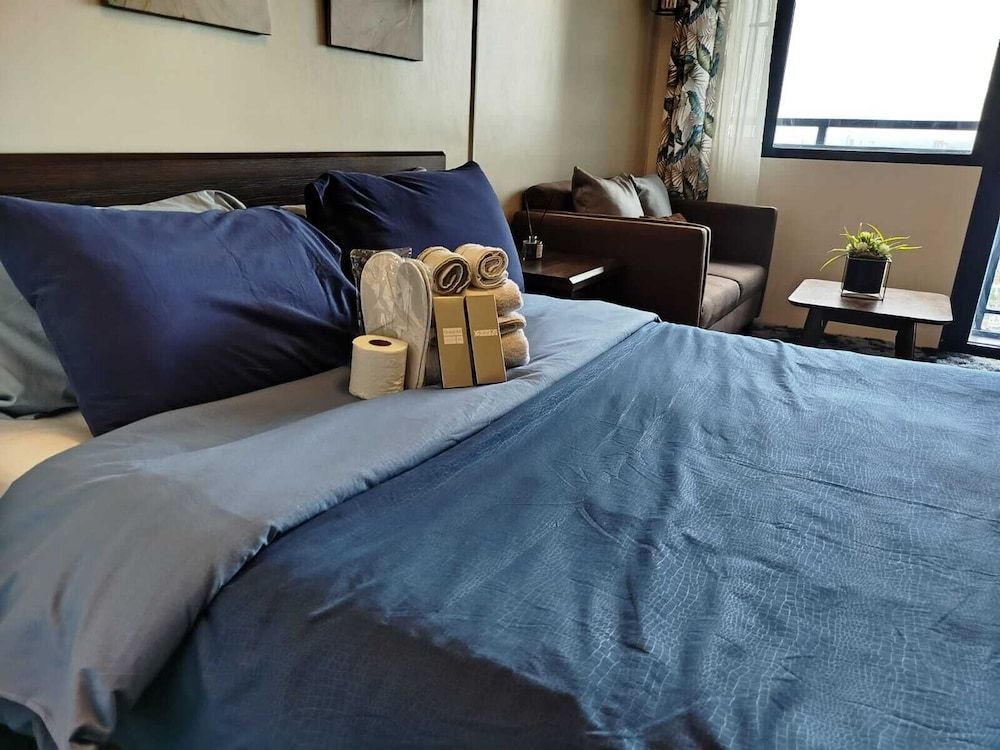 Air Residences-Modern studio w/ City skyline view Panoramic Condo, 1 Queen Bed, Balcony, Partial Sea View 7