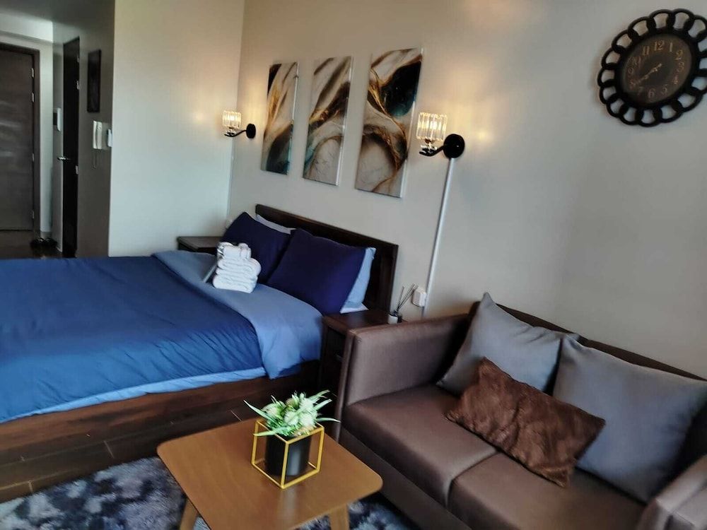 Air Residences-Modern studio w/ City skyline view Panoramic Condo, 1 Queen Bed, Balcony, Partial Sea View 8