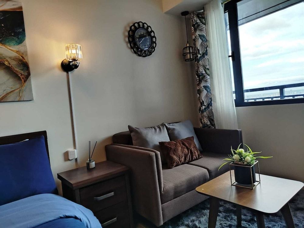 Air Residences-Modern studio w/ City skyline view Panoramic Condo, 1 Queen Bed, Balcony, Partial Sea View 16