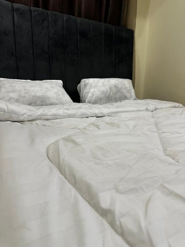 Girrafe Apartments Luxury Studio, Balcony, City View 2