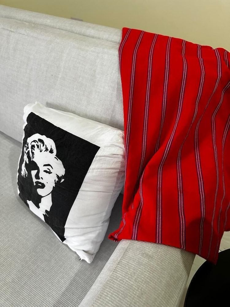 Girrafe Apartments Luxury Apartment, 3 Bedrooms, Balcony, City View 7