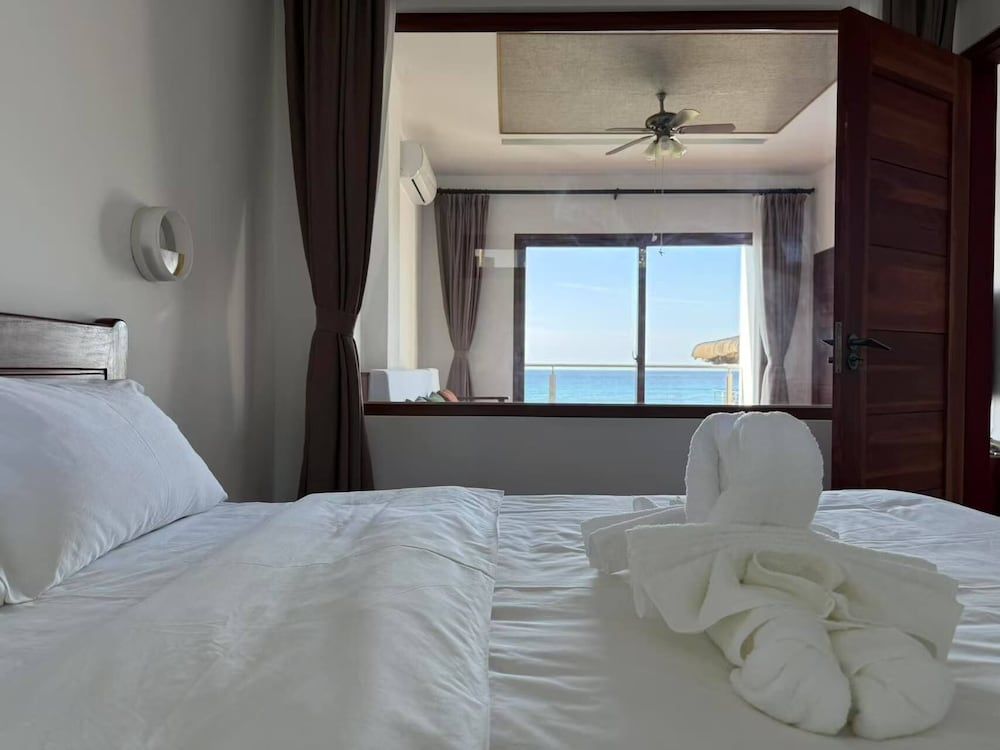 Resort Deja Vu Luxury Suite, 2 Bedrooms, Beach View 2