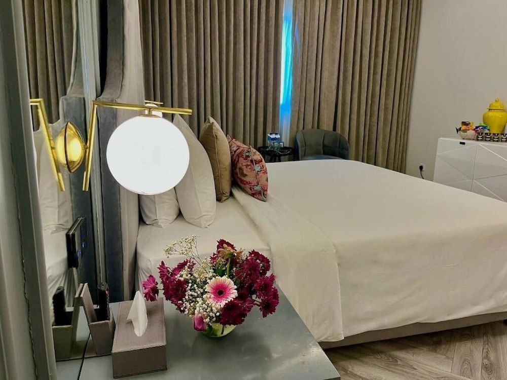 The Nishat Hotel Johar Town Deluxe Room, 1 Queen Bed, Private Bathroom, City View 2