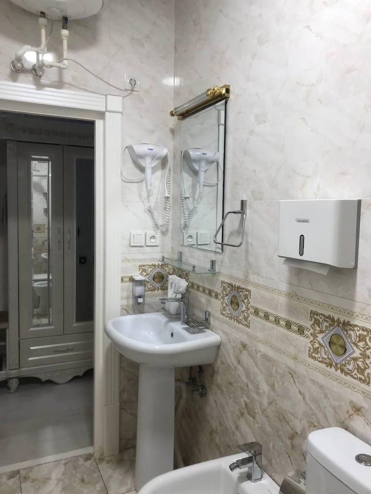 Ammar hotel Standard Quadruple Room 3