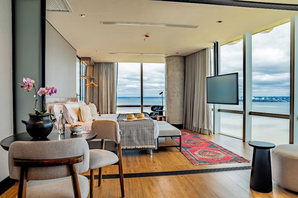 Alula Hotel Encarnacion Panoramic Suite, River View 7