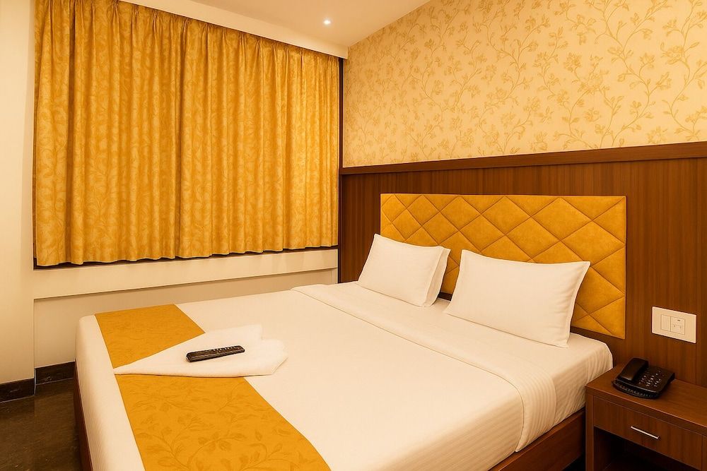 Glitz Hotel Sai Neel