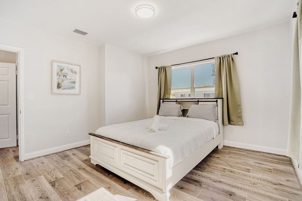 Lauderdale Breeze Villas Deluxe Apartment, City View