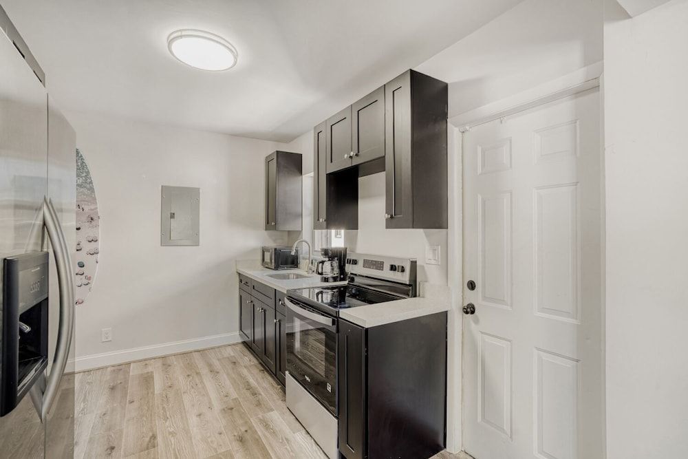 Lauderdale Breeze Villas Deluxe Apartment, City View 9