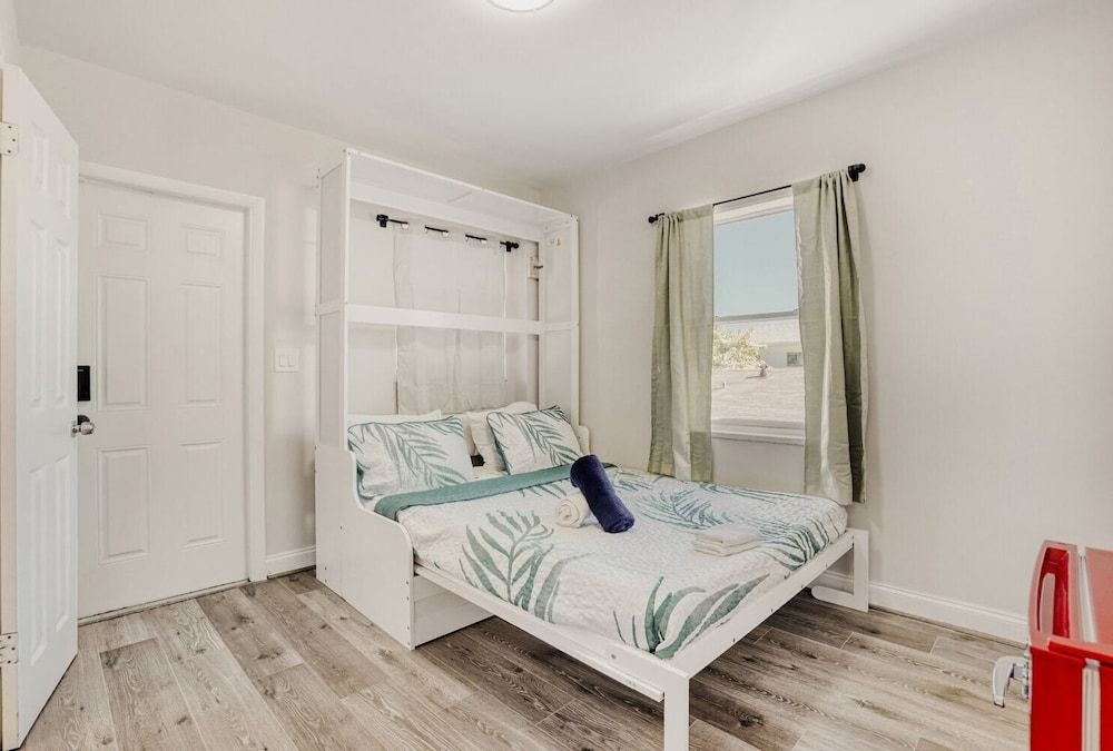 Lauderdale Breeze Villas Luxury Apartment, City View 6