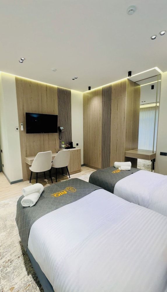 Rio Hotel Deluxe Double Room, Courtyard View