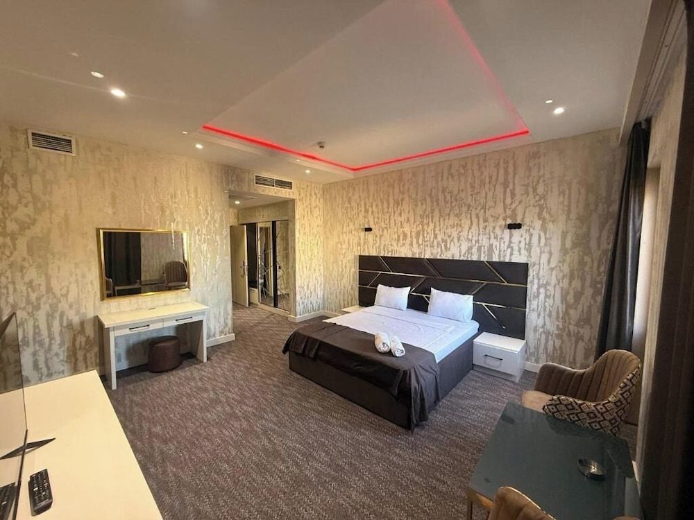 Black Mont Inn Deluxe Double Room, City View 7