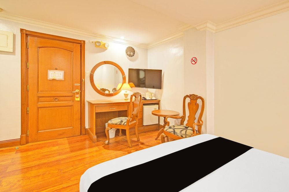 Townhouse Oak VIP Suites, Evangelista Makati Manila Deluxe Double Room 4