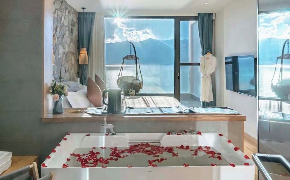 Deep soaking bathtub