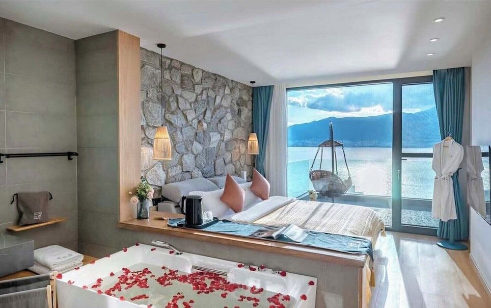 Deep soaking bathtub