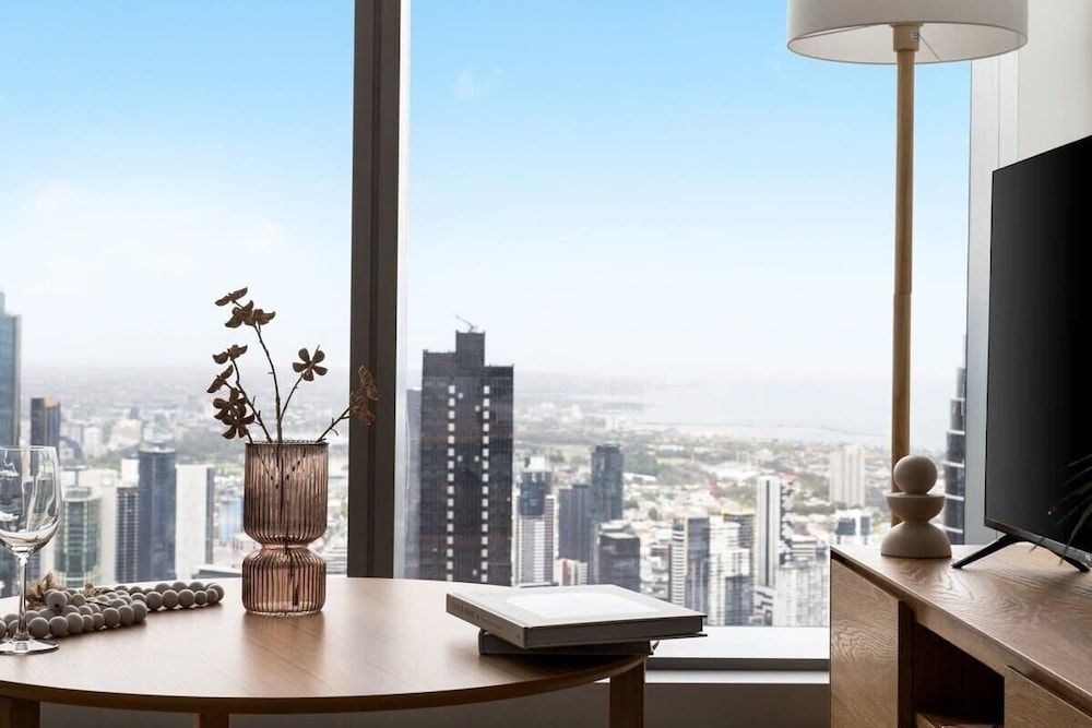 A Chic 2BR Apt With Panoramic Views, Free Parking