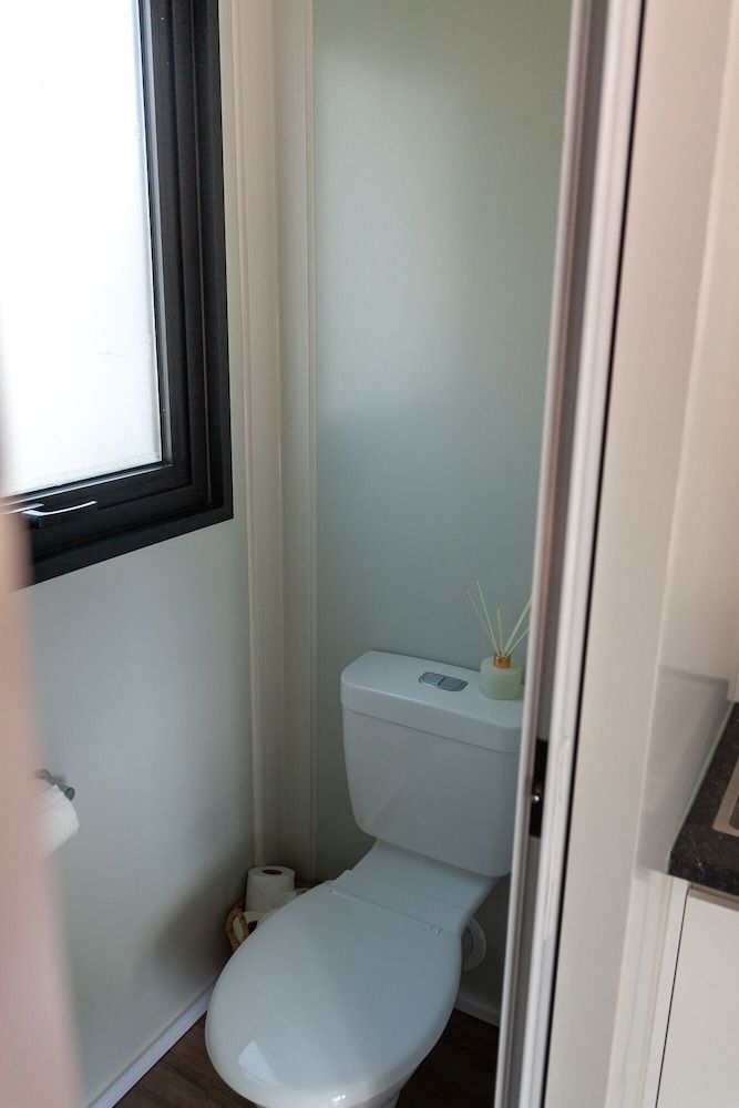 Tatapouri Retreat - Glamping Podlifes Cabin, Private Bathroom 2