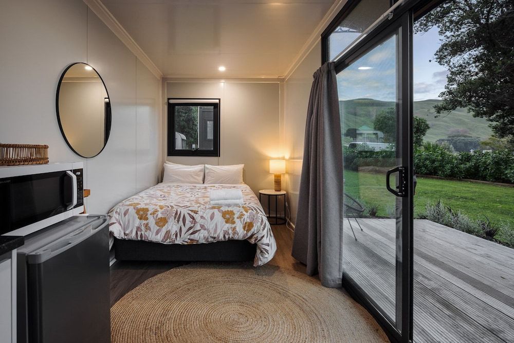 Tatapouri Retreat - Glamping Podlifes Cabin, Private Bathroom