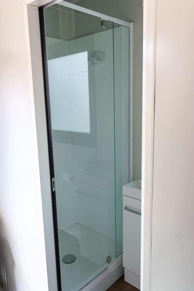 Tatapouri Retreat - Glamping Podlifes Cabin, Private Bathroom 4