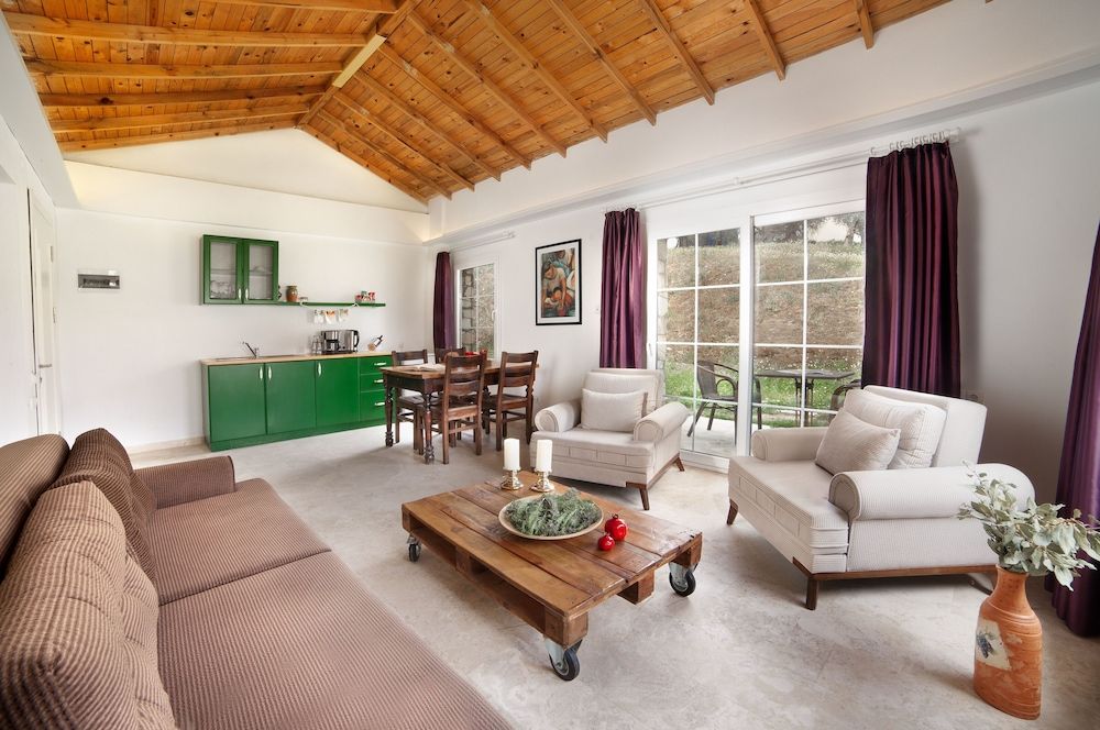 Vinifera Vineyards Hotel Executive Suite 8