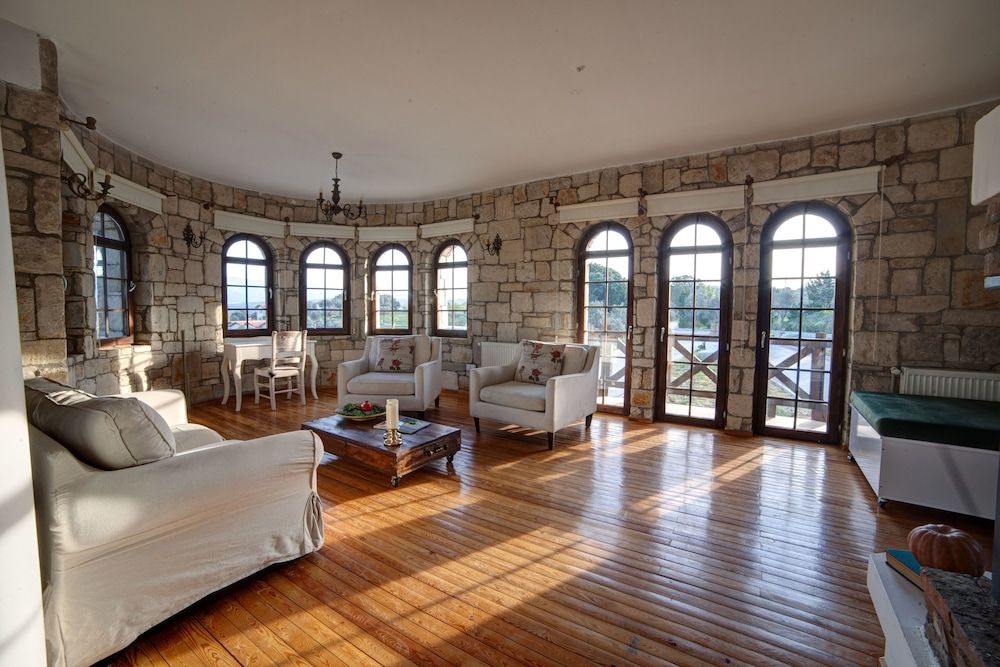 Vinifera Vineyards Hotel King Suite 2