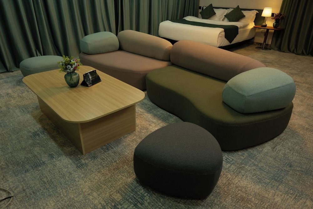 MSInternational Hotel Superior Double Room, 1 King Bed 8