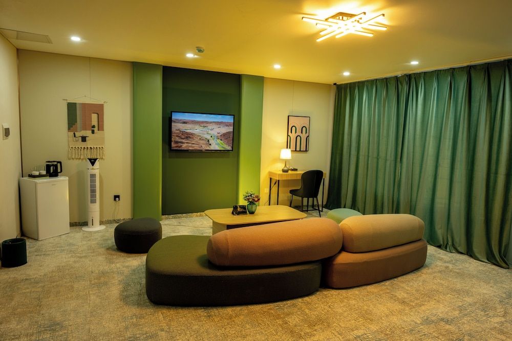 MSInternational Hotel Superior Double Room, 1 King Bed 5