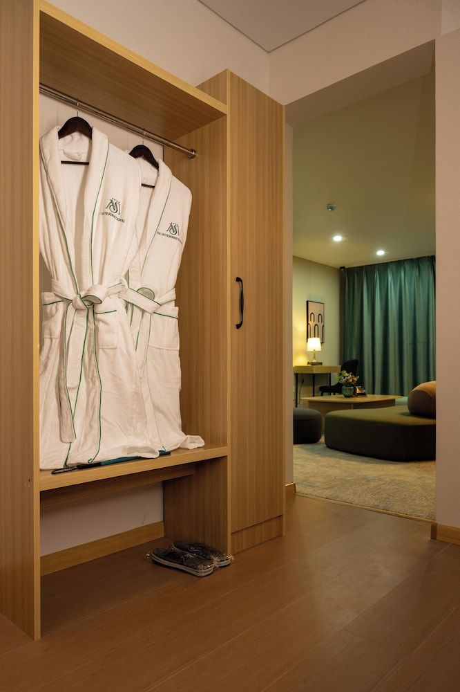MSInternational Hotel Superior Double Room, 1 King Bed 4