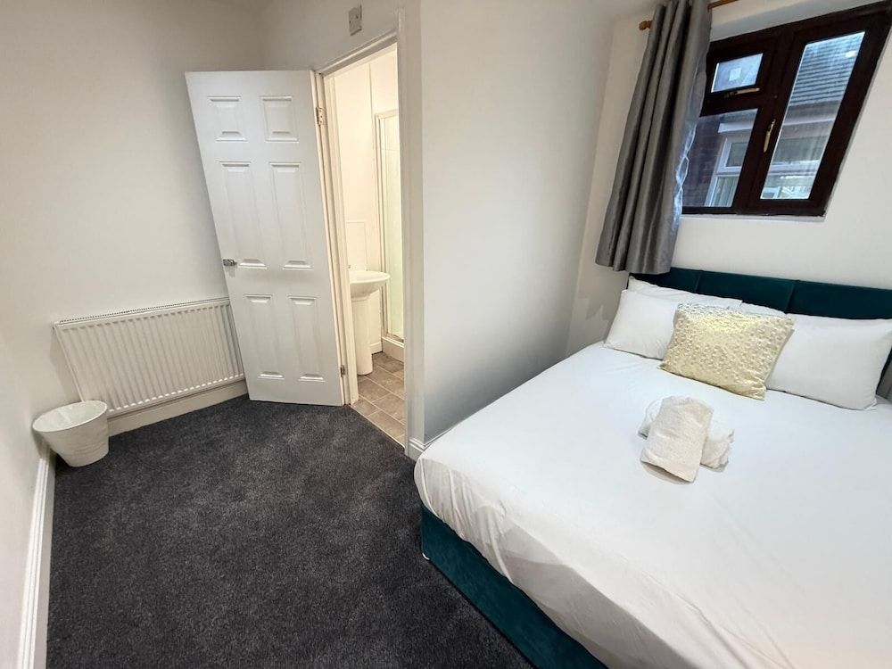 Ensuite Rooms Near Heathrow Comfort Double Room, Private Bathroom 11