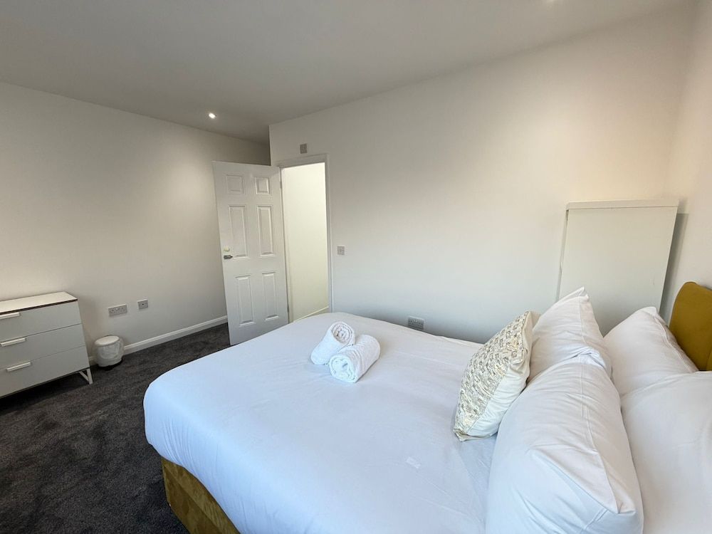 Ensuite Rooms Near Heathrow Comfort Double Room, Private Bathroom 3
