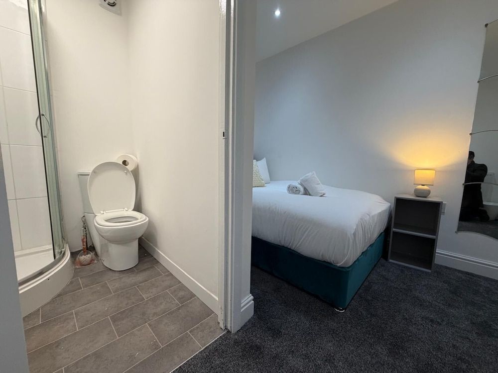 Ensuite Rooms Near Heathrow Comfort Double Room, Private Bathroom 21