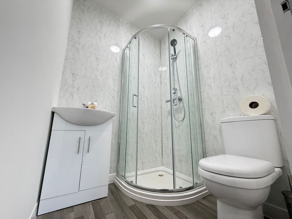 Ensuite Rooms Near Heathrow Comfort Double Room, Private Bathroom 19