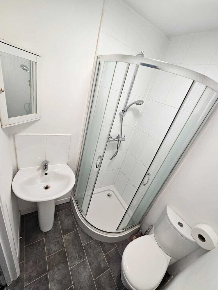 Ensuite Rooms Near Heathrow Comfort Double Room, Private Bathroom 23