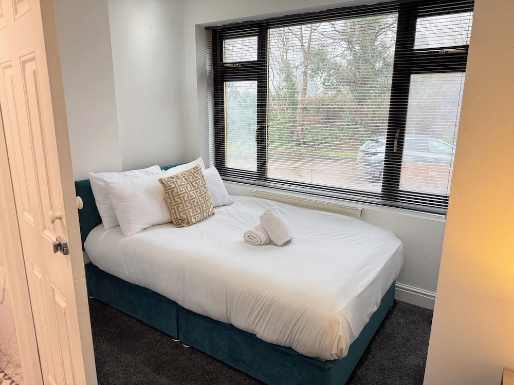 Ensuite Rooms Near Heathrow Classic Double Room, Non Smoking, Private Bathroom 2