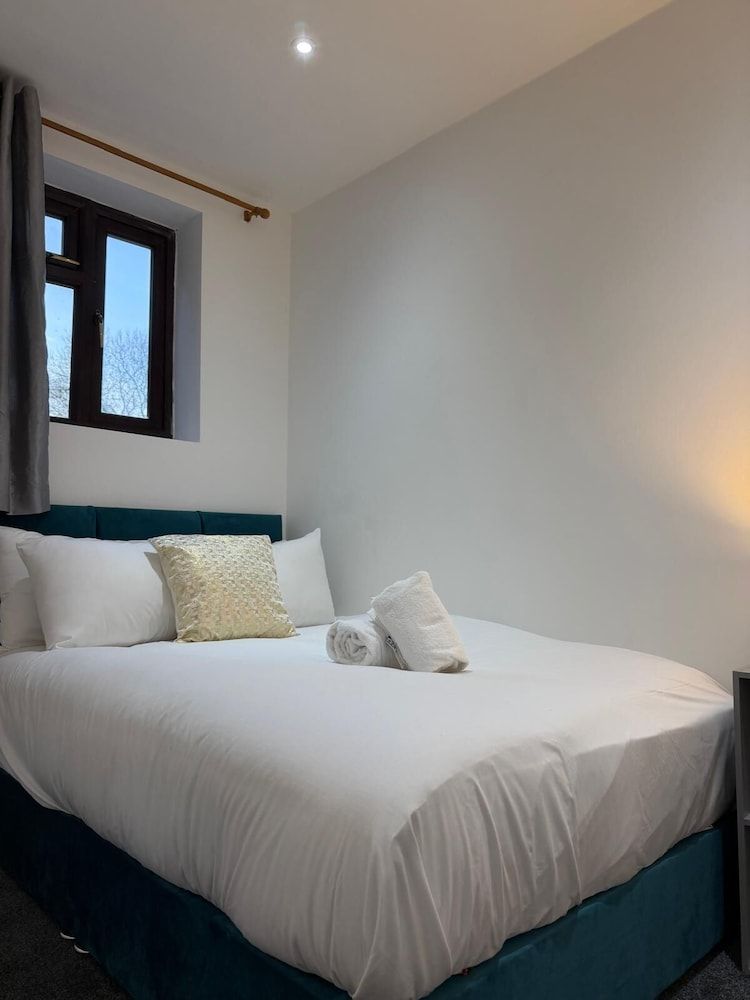 Ensuite Rooms Near Heathrow Comfort Double Room, Private Bathroom 9