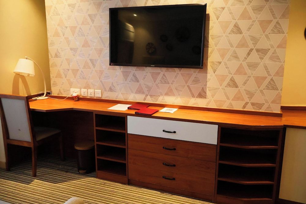 URBAN PARK SUITES HOTEL Deluxe Room, 1 King Bed, City View 9