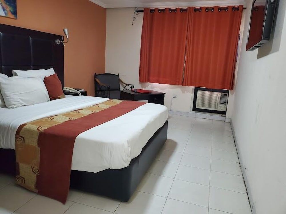 Davies Hotels Deluxe Room, Balcony, City View