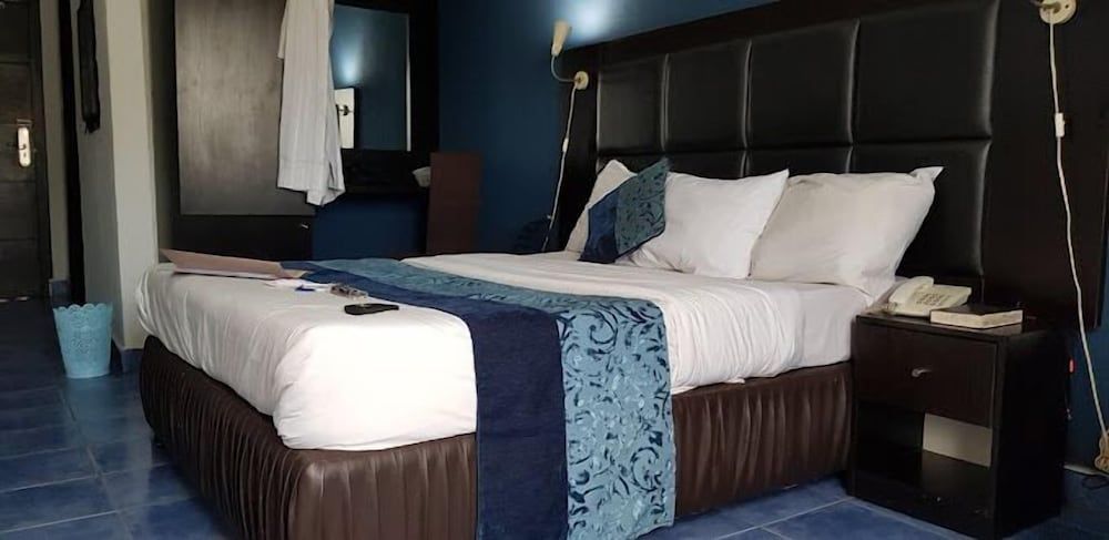 Davies Hotels Deluxe Room, Balcony, City View 2