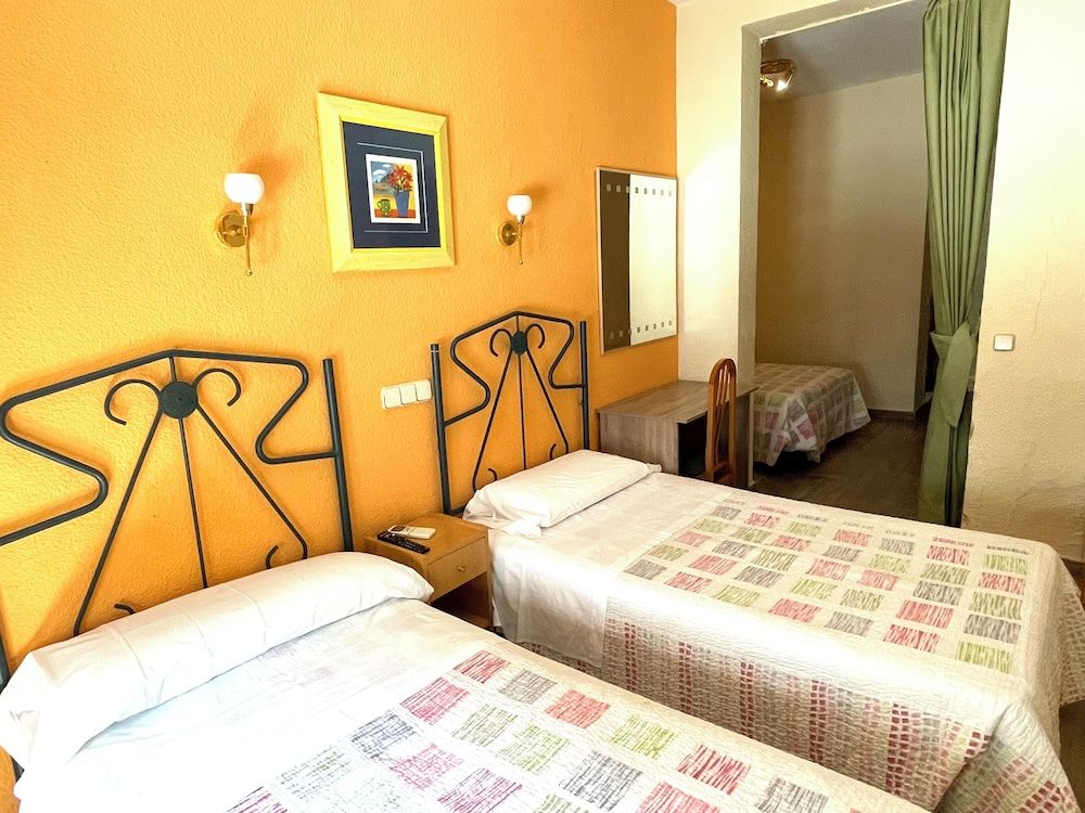 Hostal Fernández Atocha Standard Quadruple Room, Balcony, City View