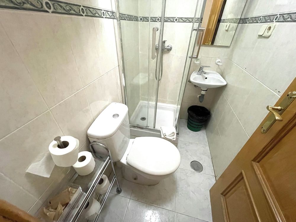 Hostal Fernández Atocha Standard Quadruple Room, Balcony, City View 3