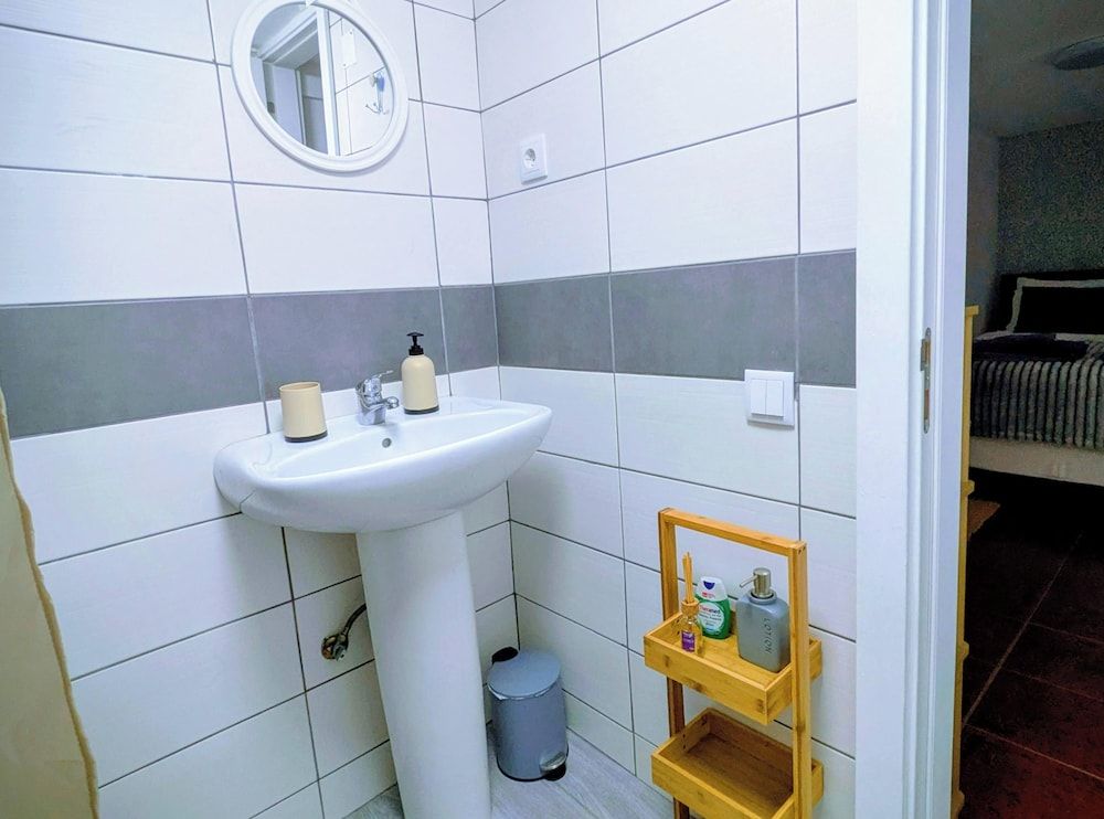 Downtown Guesthouse Economy Room, Private Bathroom 8