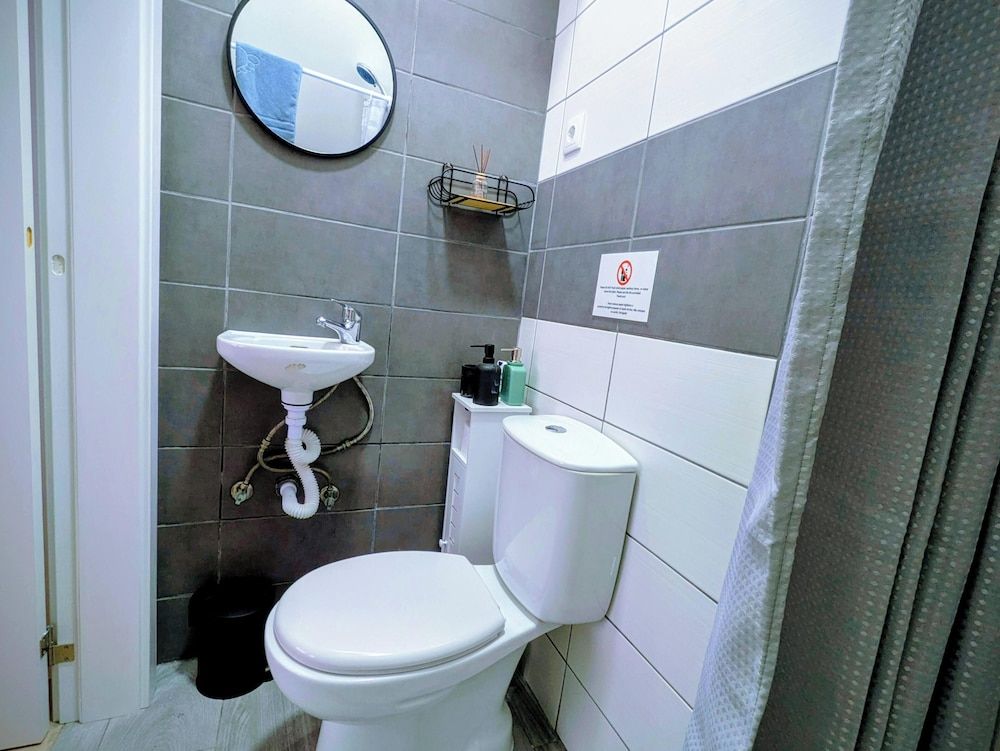 Downtown Guesthouse Comfort Room, Private Bathroom 9