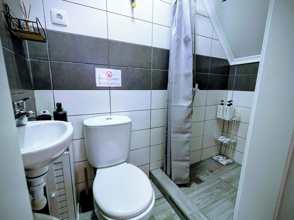 Downtown Guesthouse Comfort Room, Private Bathroom 10