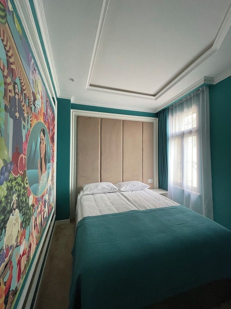 Seven Beauty Hotel Baku Family Quadruple Room, Courtyard View 6