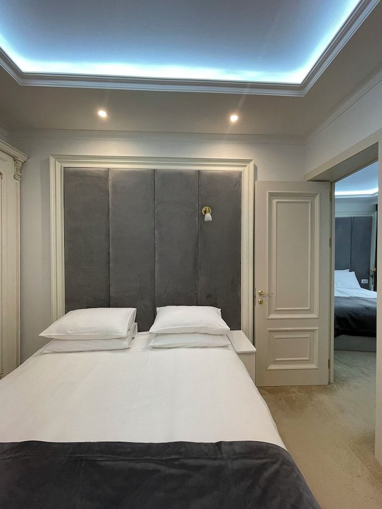 Seven Beauty Hotel Baku Family Quadruple Room, Courtyard View 9