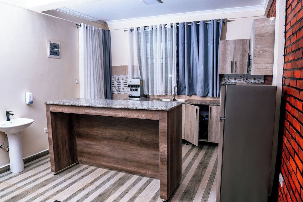 Kadoo Travels Comfort Apartment, 2 Bedrooms, Smoking, City View 17