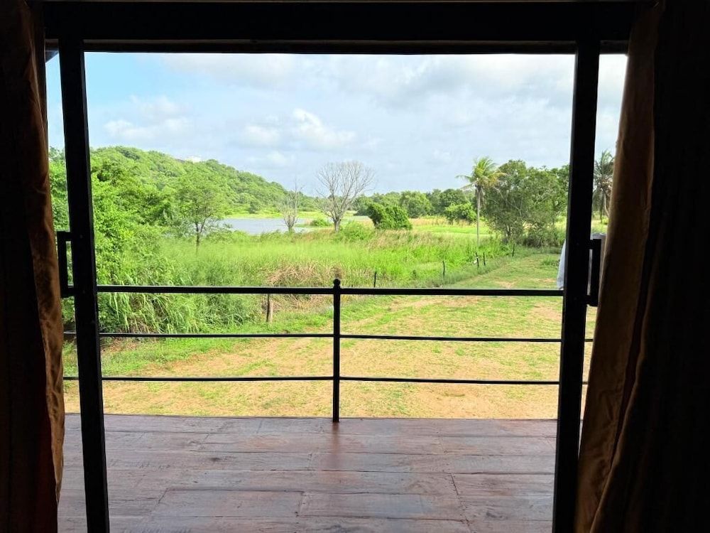 Kolla Watersong Eco Cabana resort Deluxe Room, Lake View 4