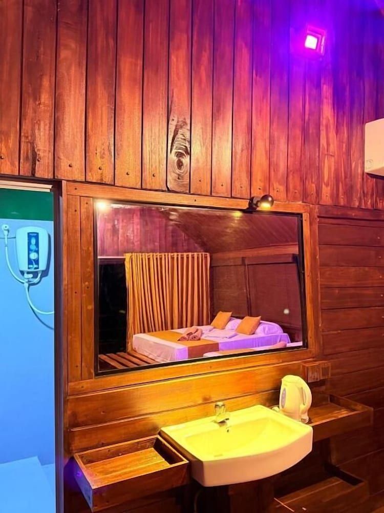 Kolla Watersong Eco Cabana resort Deluxe Room, Lake View 7