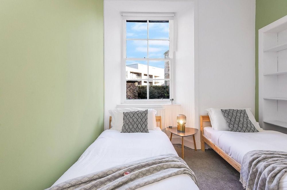 Modern - 2BR Flat Near Easter Road Stadium Apartment, 2 Bedrooms, Accessible 4