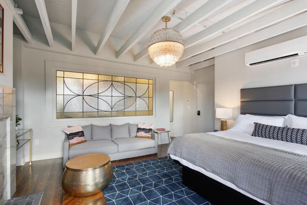 The Present Hotel King Penthouse Room 401 2