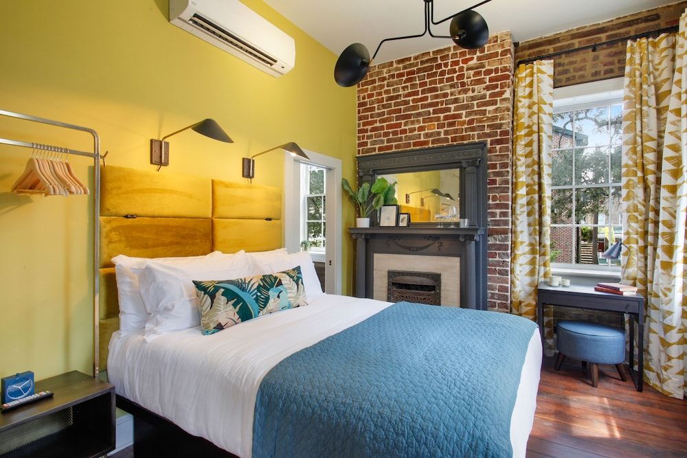 The Present Hotel Queen Room 203 3